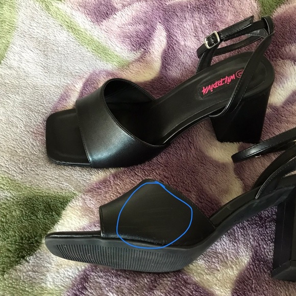 Wild Diva Ankle Strap Block Heeled Sandal - Picture 9 of 10